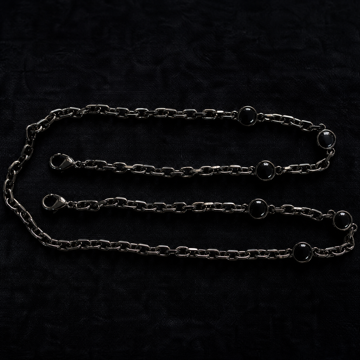 WOOJIN ATELIER — Black Nickel NF (BNK NF) shiny finish. High-gloss gunmetal surface with crisp specular highlights across all link sizes. Nickel-free electroplating for luxury handbag hardware.
